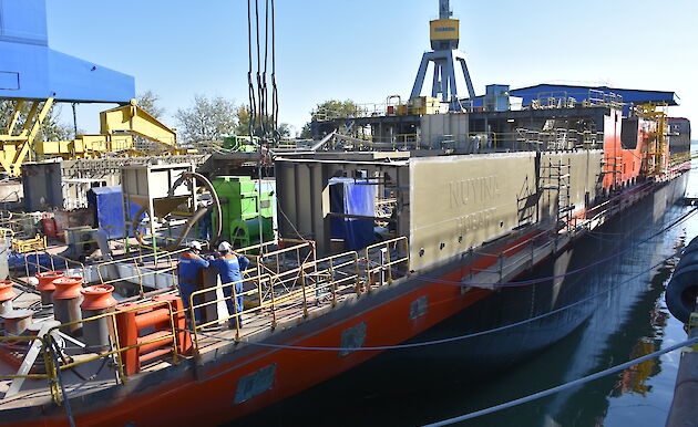 The Nuyina’s name panel is in place above the watertight hull, as other components of the superstructure (area above the hull) are being prepared for installation.