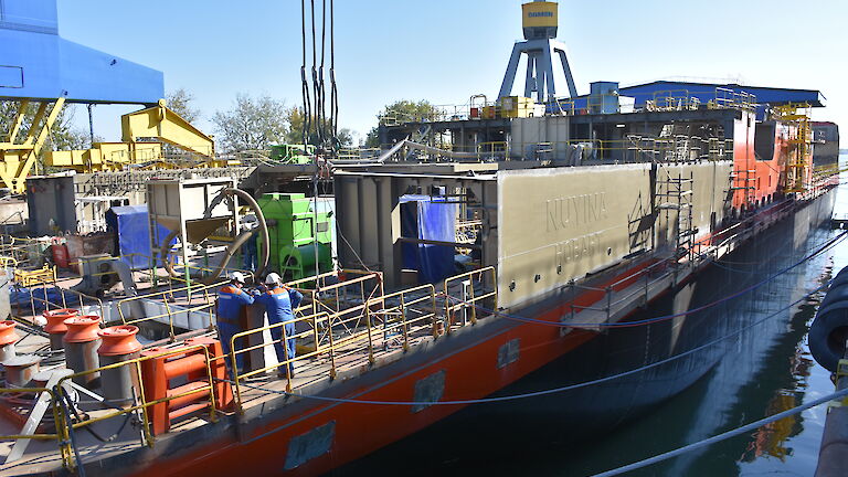 The Nuyina’s name panel is in place above the watertight hull, as other components of the superstructure (area above the hull) are being prepared for installation.