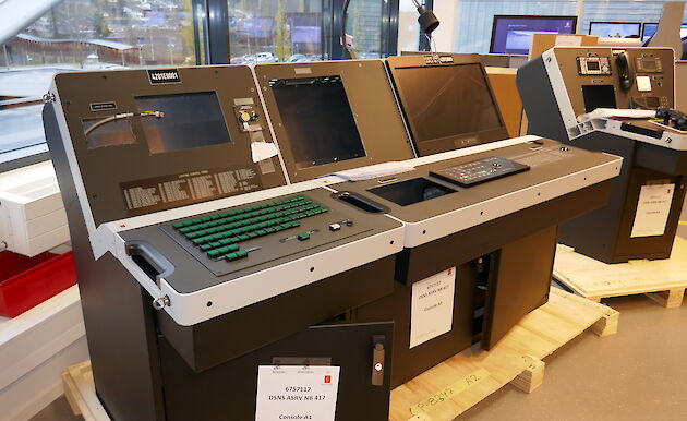 These port-side consoles contain the ship’s lights (left), controls for the drop keel (centre) and the sonar display. On the far right is the stand-alone pilot’s console.