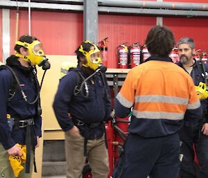 Fire Chief Dan Vermazen talking through BA procedure with Stuart (BA4) , Jeb and Phill (both BA3)