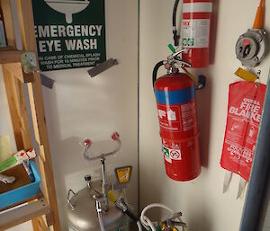 Self contained emergency eye wash unit