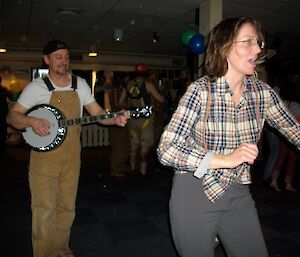Vicki dancing to Mark’s banjo