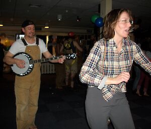 Vicki dancing to Mark’s banjo