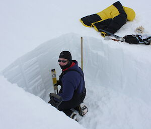 Krista flattening the snow pit wall prior to sampling