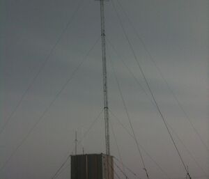 Receiver hut mast