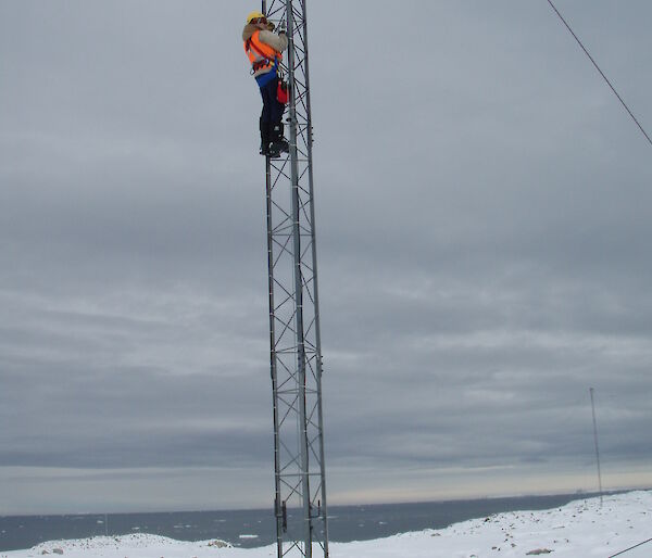 Jukka climbing radio mast