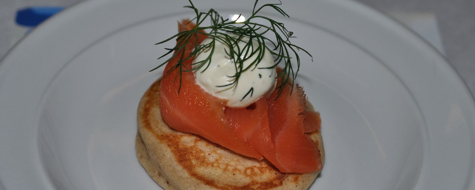 Smoked salmon blini with fresh dill sauce