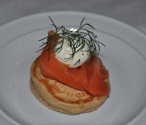 Smoked salmon blini with fresh dill sauce