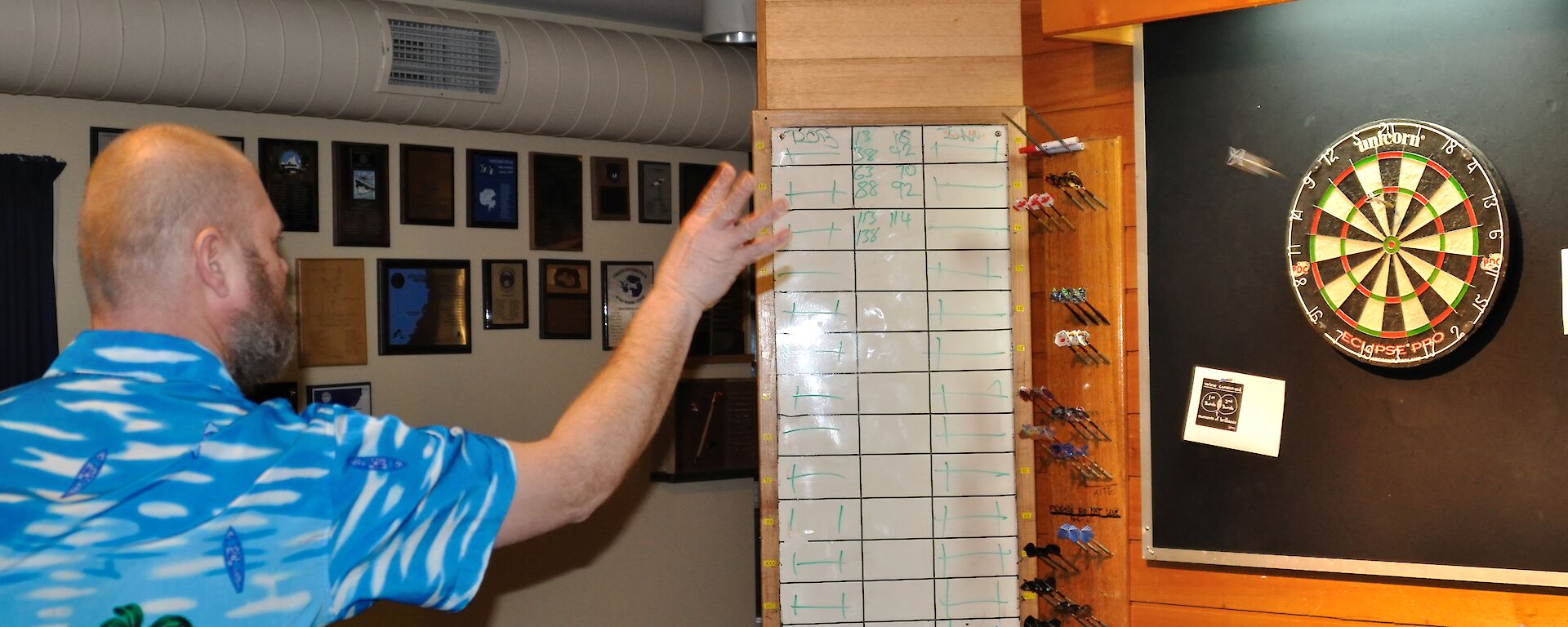 Steve Black playing darts at Casey Winter 2014