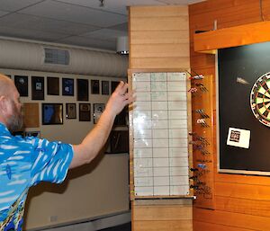 Steve Black playing darts at Casey Winter 2014