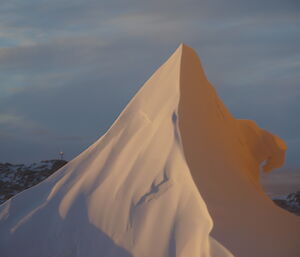 A snow tail formed in a pointed shape, forms a pretty pinnacle.