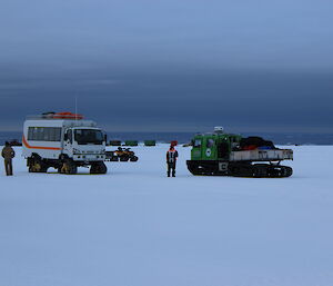Vehicles packed and personnel preparing to head down to station from the Casey skiway