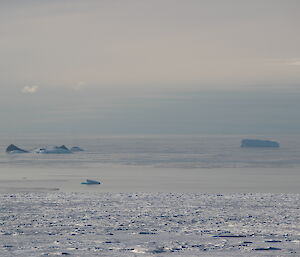 A view from the plateau out to sea with icebergs in the distance