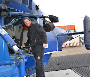 Australian expeditioner looks over the Russian helicopter