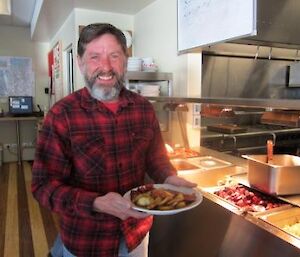 An expeditioner chooses the roast beef for dinner