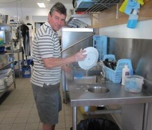 An expeditioner washing the dishes