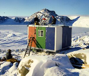 Assembling Platcha hut