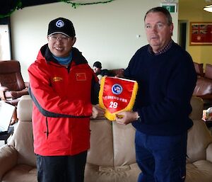 Chinese and Australian expeditioners exchanging gifts
