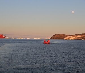 Veiw of water craft boat with Aurora Australis in the back ground