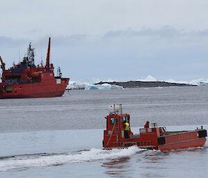 Barge going back out to the ship for another container