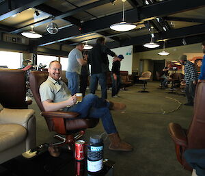 Richard taking a break while others watch on from the ring for the toss of the coins