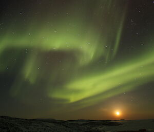 A green aurora across the night sky