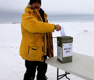 Expeditioner placing his vote in the ballot box
