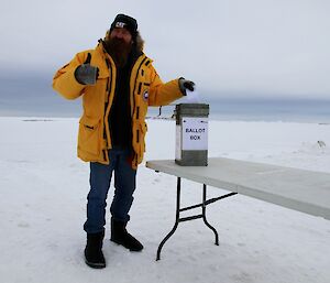 Expeditioner placing his vote in the ballot box