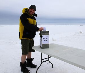 Expeditioner placing his vote in the ballot box