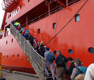 Expeditioners boarding the Aurora Australis