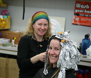 Expeditioner placing foils on another expeditioners hair