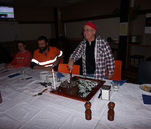 Expeditioner cutting a chocolate cake