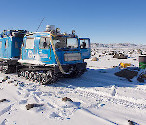 Oversnow tracked vehicle