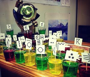 Coloured jelly desserts with small flags displaying a met symbol