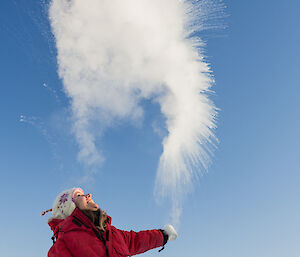 Expeditioner throws boiling water into air and it turns into steam
