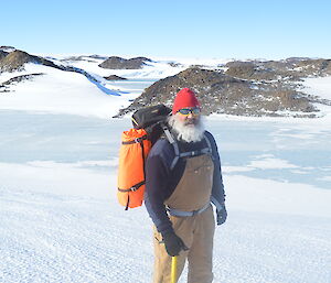 Expeditioner on the plateau wearing a backpack