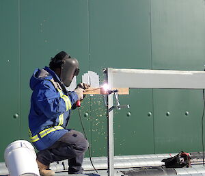 Tradesmen welding bracket for pipe work