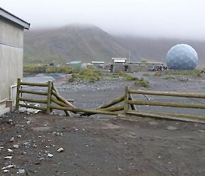 The fence broken by the escaping elephant seal