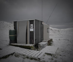 Windy Ridge accommodation which is a small square hut surrounded by snow