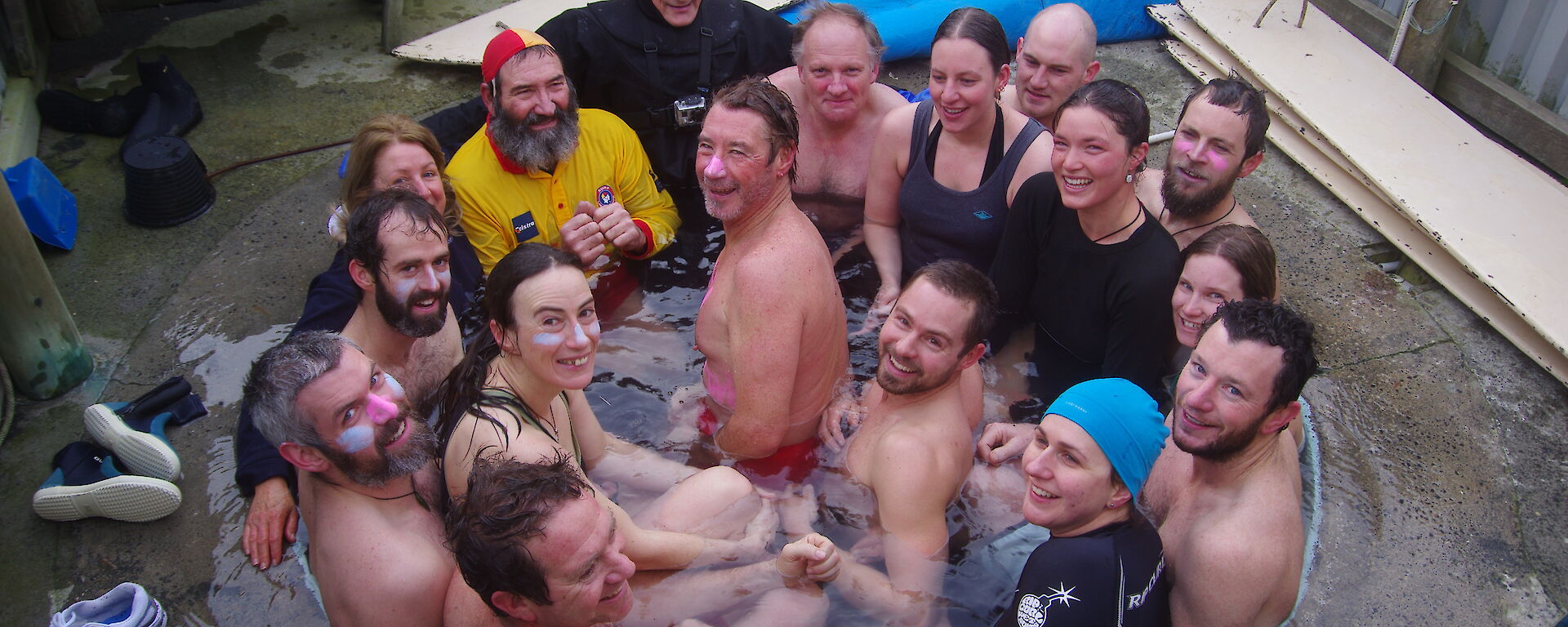 18 expeditioners cram into the Macca spa for a new record