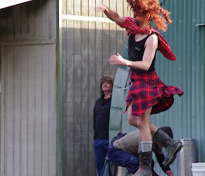 Pete the Scott demonstrating haggis throwing techniques