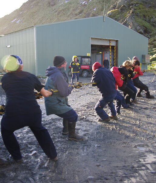 Kiwi’s v’s Aussies game 1 expeditioner tug-a-war