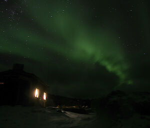 Green aurora heads east-west over Bauer Bay Hut