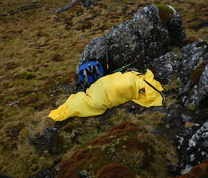 Jack, first on the scene, finds Kelly in a mock unconscious state