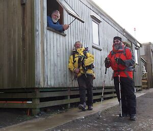 Jim and Ray stop and chat to Gunny before departing station