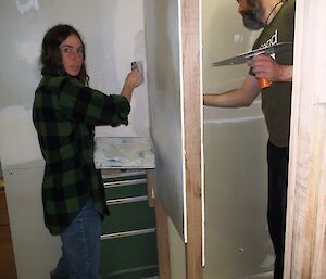 Jane and Pete plastering walls at Macca