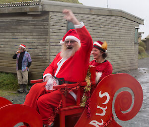 Santa comes to Macca town — Santa arrives on his sleigh
