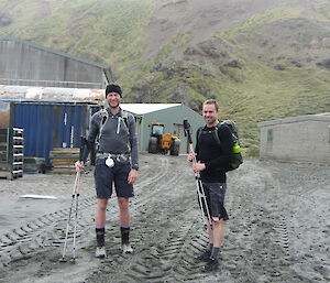 Two expeditioners dressed in running gear