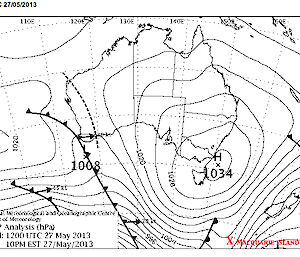 Weather map for 10pm Monday, shows that the cold flow has lost its push as a weak ridge of high pressure approaches Macca from the west. It also shows that the cold southwest blast has passed over New Zealand