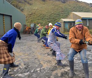 The last and deciding round — The Aussie team being encouraged by Tom (who is wearing a tartan kilt)